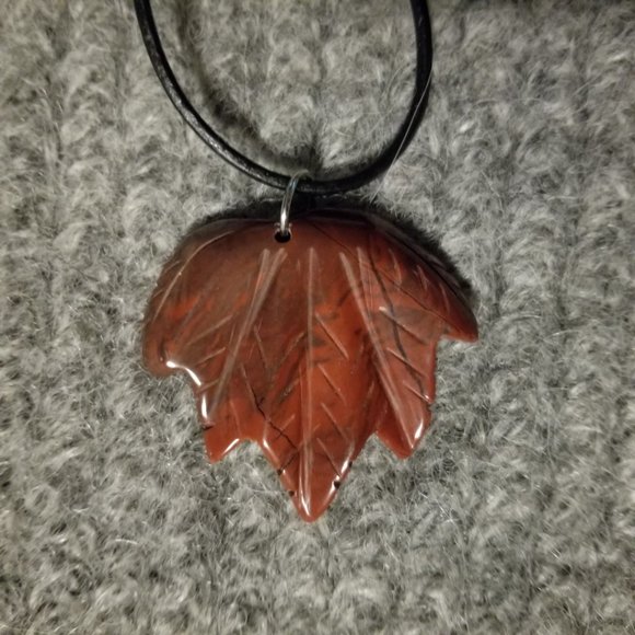 Red jasper gemstone maple leaf pendant, NWOT, artisan, unisex - Picture 2 of 4